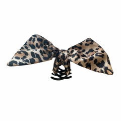 Mia Beauty Jaw Clamp with bow in beige leopard material side view