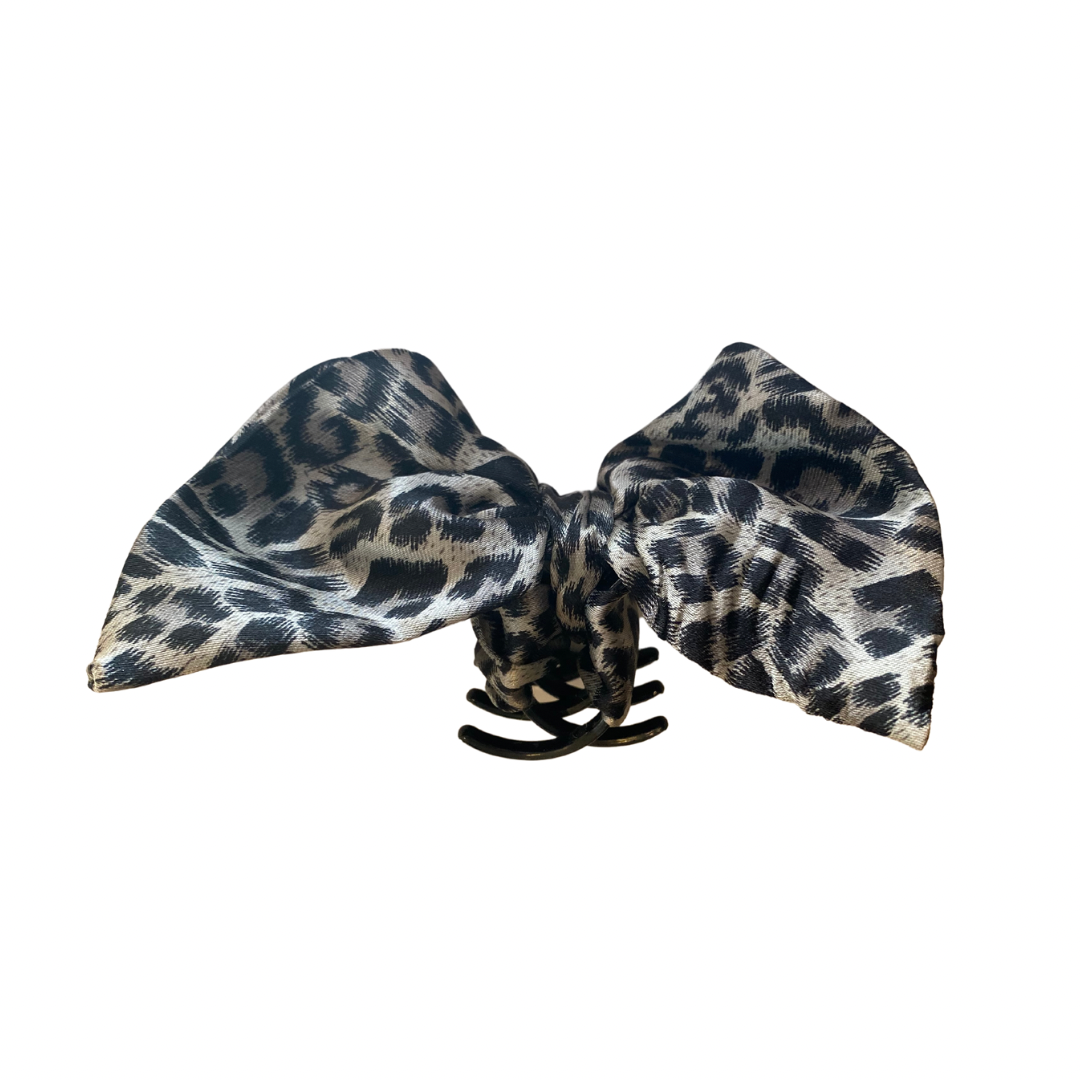 Mia Beauty Jaw Clamp with bow in gray leopard color material side view